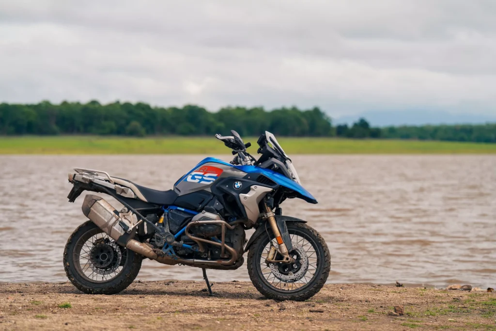 motocykl bmw gs przy brzegu